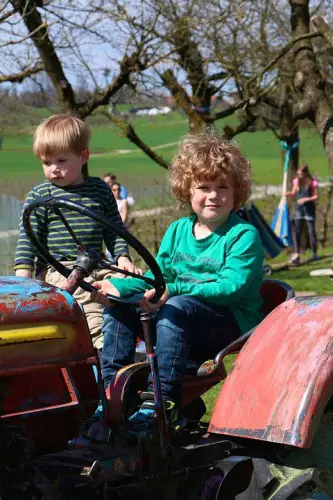 Kindersitz auf Traktor befestigen